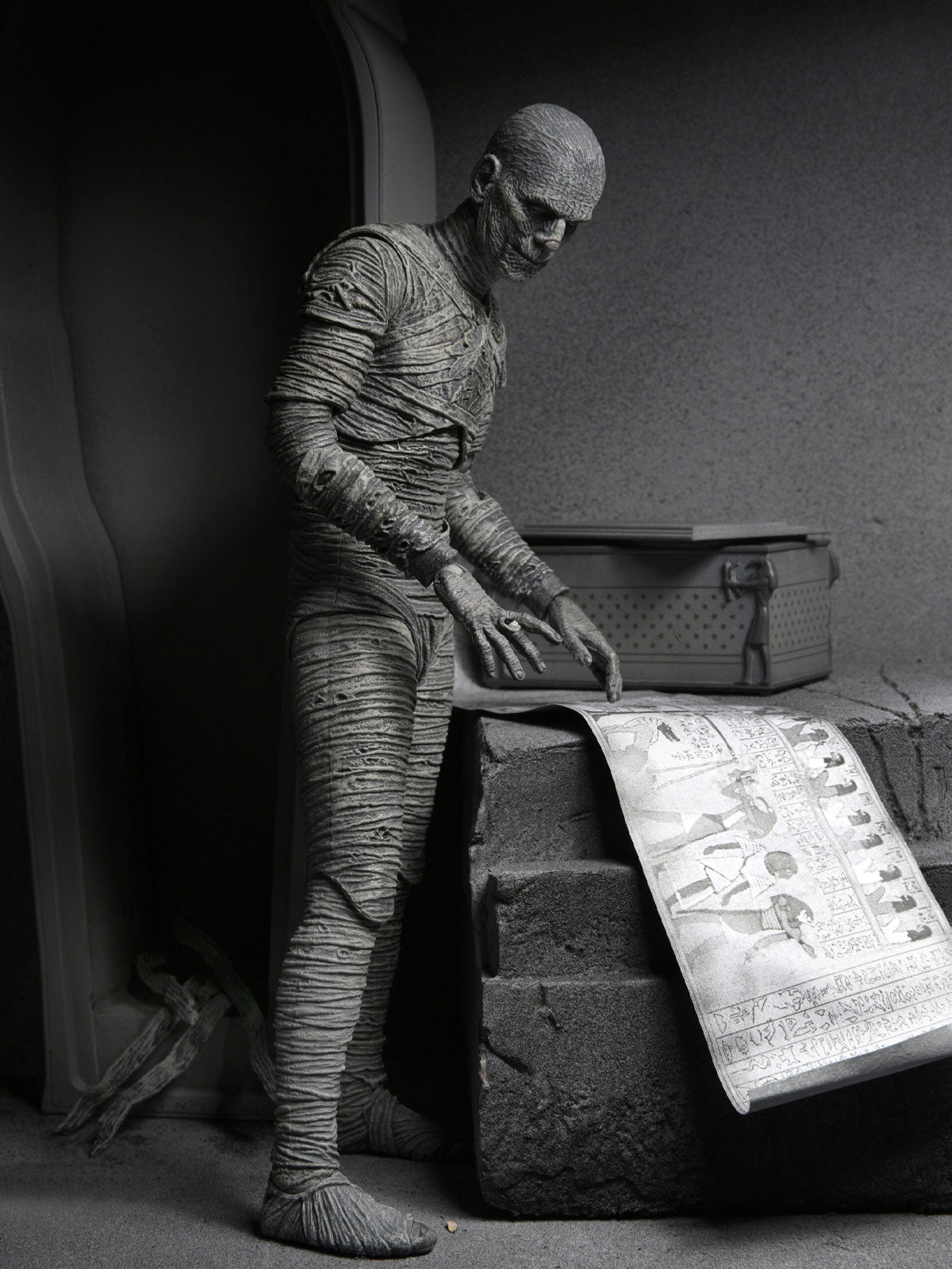 MUMMY ULTIMATE UNIVERSAL MONSTERS 7" FIGURE (BLACK &amp; WHITE) - Packaging