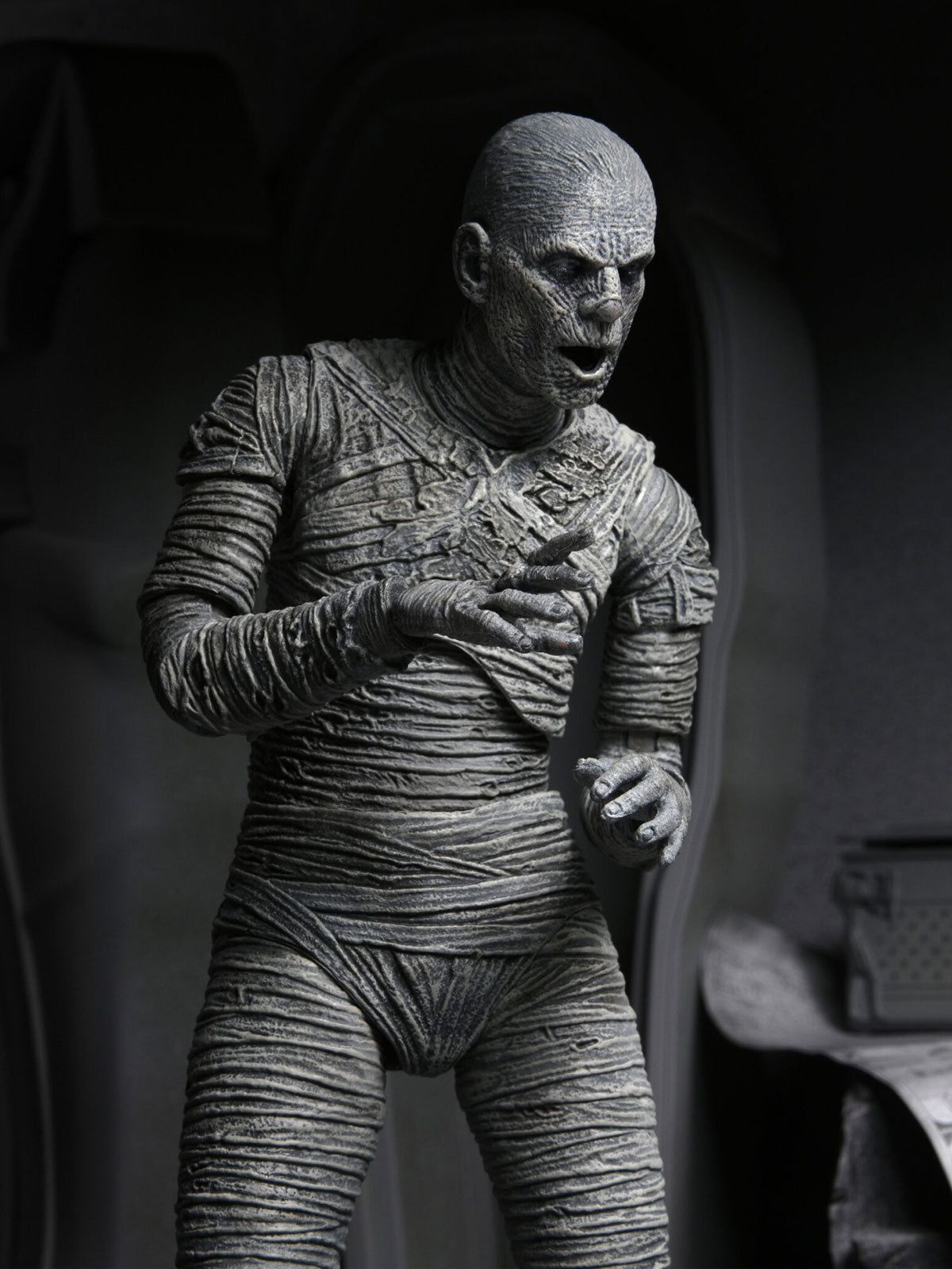 MUMMY ULTIMATE UNIVERSAL MONSTERS 7" FIGURE (BLACK &amp; WHITE) - Side