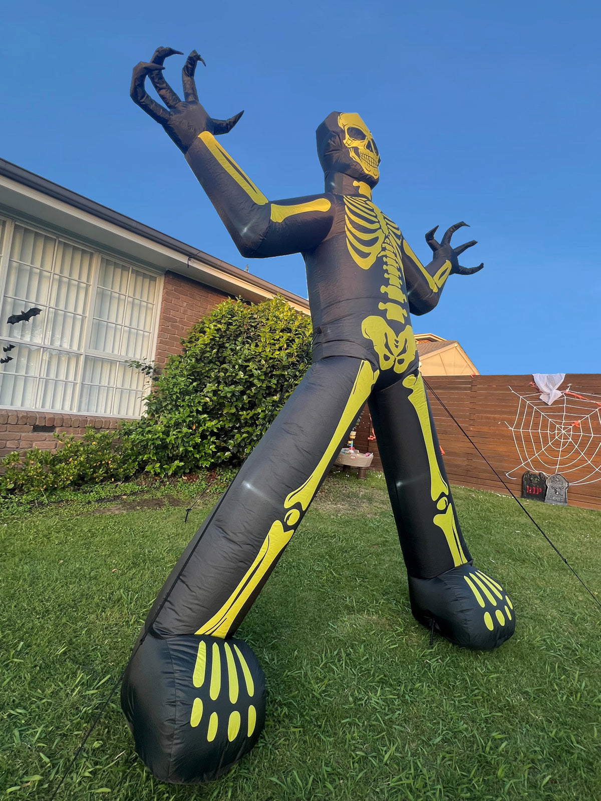 SKELETON INFLATABLE - 10FT TALL - Packaging