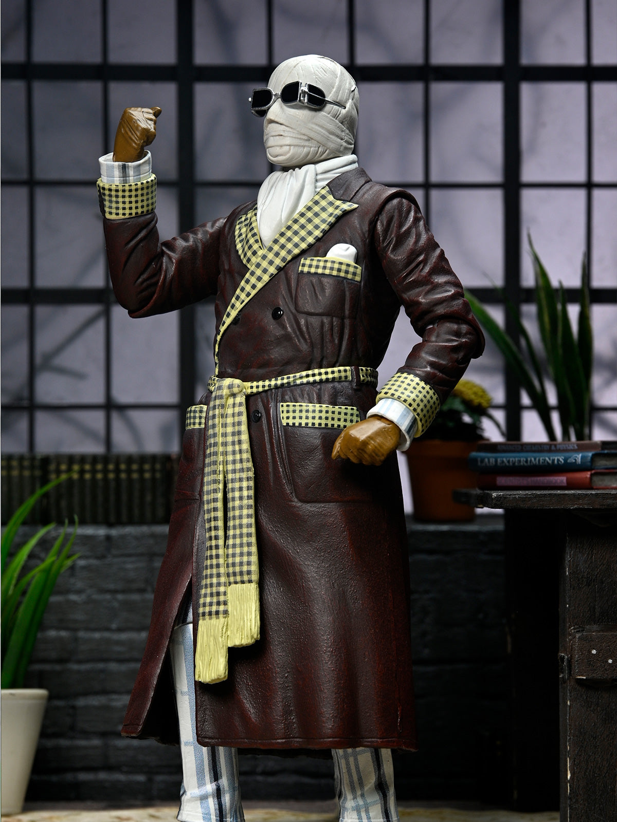 INVISIBLE MAN ULTIMATE UNIVERSAL MONSTERS FIGURE "KEMP HOUSE" (COLOUR) - 7" SCALE ACTION FIGURE - Side