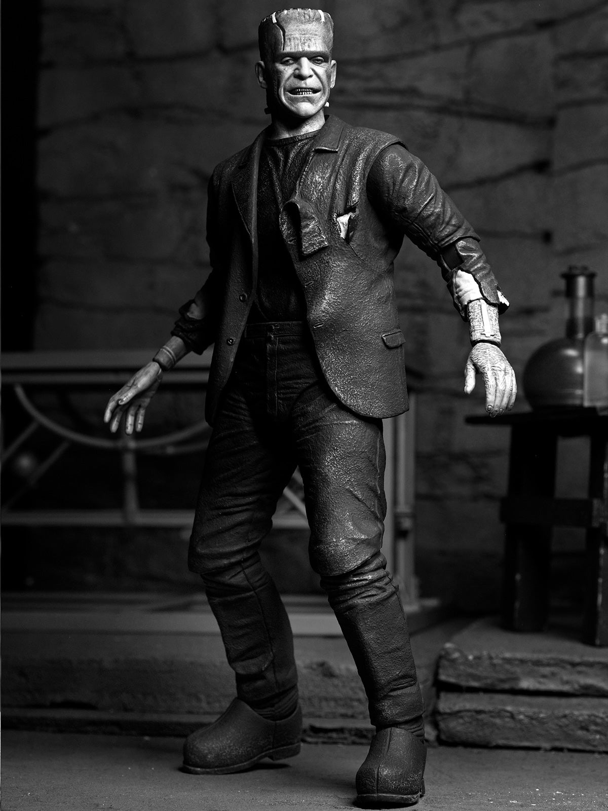 FRANKENSTEIN'S BRIDE - ULTIMATE MONSTERS (B&amp;W) - UNIVERSAL MONSTERS 7" SCALE ACTION FIGURE - Side