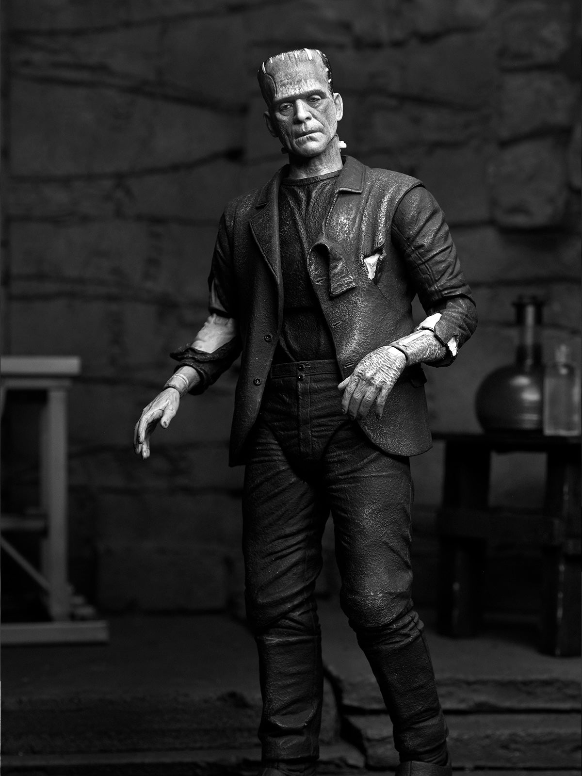 FRANKENSTEIN'S BRIDE - ULTIMATE MONSTERS (B&amp;W) - UNIVERSAL MONSTERS 7" SCALE ACTION FIGURE