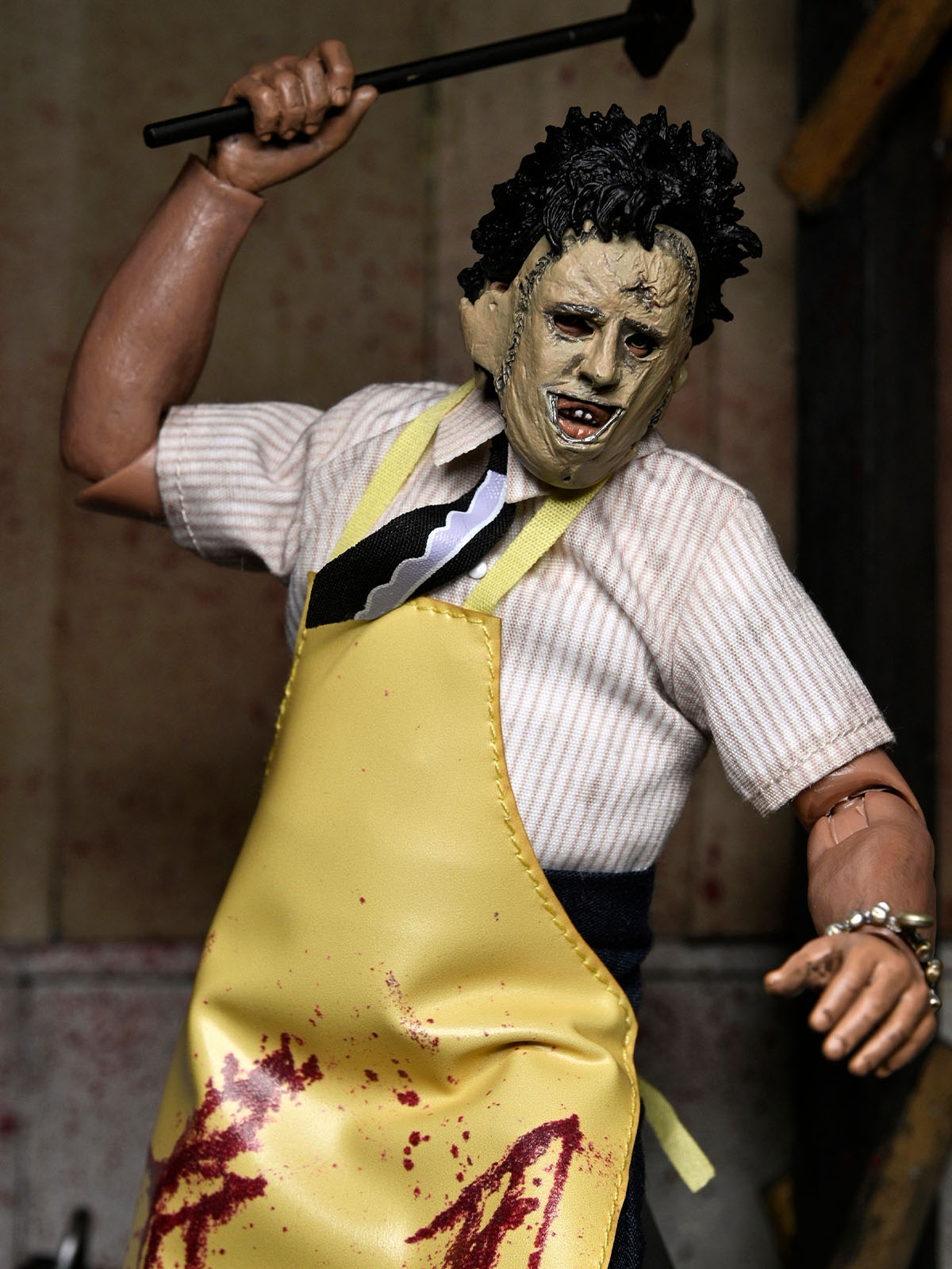 TEXAS CHAINSAW MASSACRE LEATHERFACE - 8" CLOTHED ACTION FIGURE (WINDOW BOX) - Side