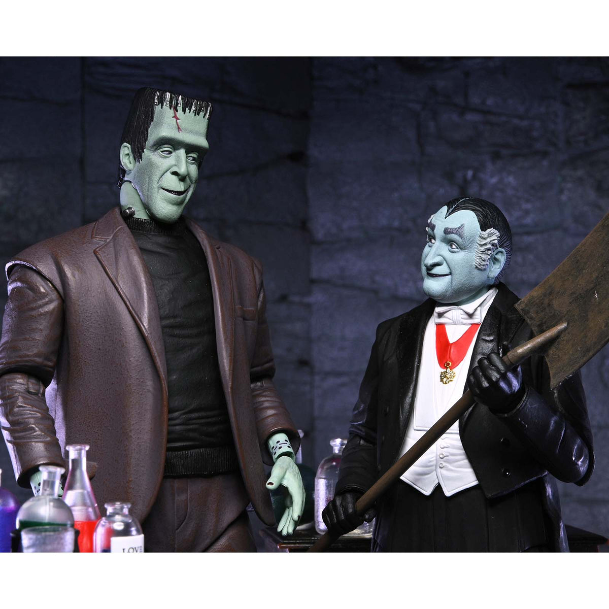 THE MUNSTERS (TV SERIES) ULTIMATE HERMAN MUNSTER - 7" SCALE ACTION FIGURE