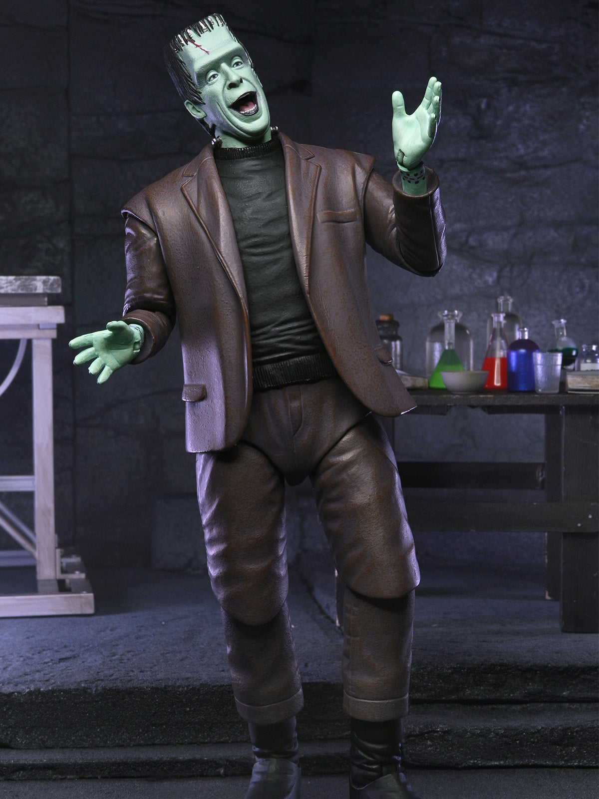 THE MUNSTERS (TV SERIES) ULTIMATE HERMAN MUNSTER - 7" SCALE ACTION FIGURE - Packaging